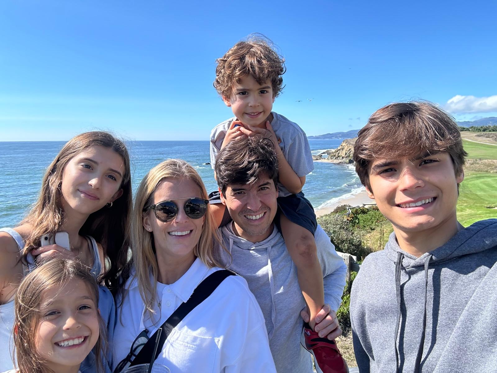More Blanco con su esposo y sus cuatro hijos al aire libre, junto al mar
